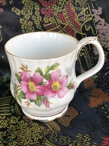 TAZA DE CAFÉ Royal Albert hueso China rosa pradera excelente estado - Imagen 1 de 4