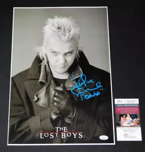 KIEFER SUTHERLAND "DAVID" FIRMATO I RAGAZZI PERDUTI POSTER 12X18 JSA COA!!! - Foto 1 di 1