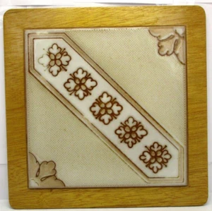 Azulejo de cerámica cuadrado en base de madera bronceado diseño floral plato caliente remache decorativo - Imagen 1 de 24