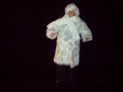 Abrigo de piel sintética blanco y tostado Kens con forro de terciopelo blanco + sombrero y bufanda {a presión} Foto 1 de 3