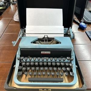 VTG Underwood Golden Touch Quiet Tab Universal Portable Typewriter (READ) W Case - Picture 1 of 18