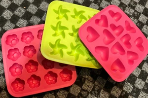 3 Ikea red and green Hearts, Flowers & Stars synthetic Silicone ice candy molds - Picture 1 of 3