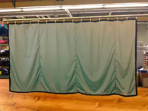 Hellbrauner Vorhang/Bühnenhintergrund/Trennwand, nicht FR, 8 H x 15 B - Bild 1 von 2
