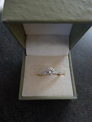 Anillo solitario Diamonique de plata de ley .925 con piedras en cascada en el lateral talla 8,5 Foto 1 de 4