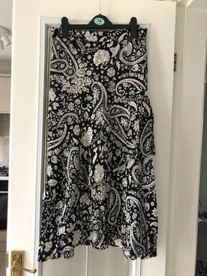 LADIES PRETTY BLACK AND WHITE SIZE 10 SKIRT  - Image 1 of 4