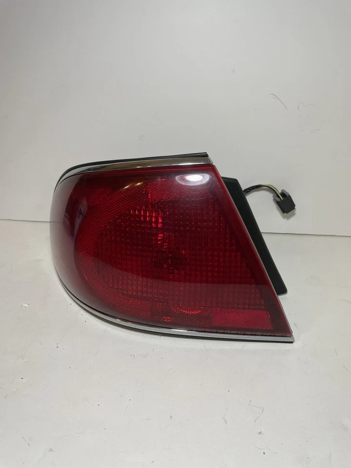 Lámpara de luz trasera lateral del conductor Buick Lesabre LH 2000-2005 OEM. 16525071 Foto 1 de 4