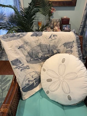 Manta náutica vintage azul y blanco con temática de Cape Cod con flecos Foto 1 de 4