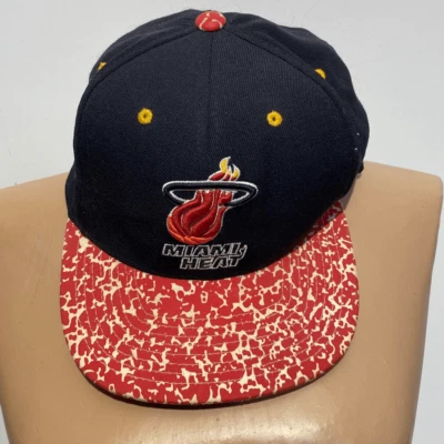 Gorra Mitchell & Ness Miami Heat 5 paneles espalda a presión azul/roja para hombre Foto 1 de 4
