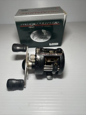 Bass Pro Shops Pro Qualifier PQ100HS Bait casting Reel. Box And Instructions Inc - Image 1 of 4