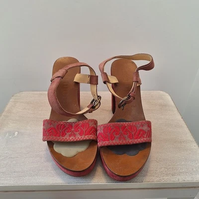 Sandalias de tacón alto Miu Miu con plataforma de cuero y gamuza rojas 36,5 hechas en Italia Foto 1 de 4