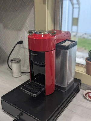 Máquina de café espresso De'Longhi Nespresso Vertuo - ENV135R (rojo) Foto 1 de 4