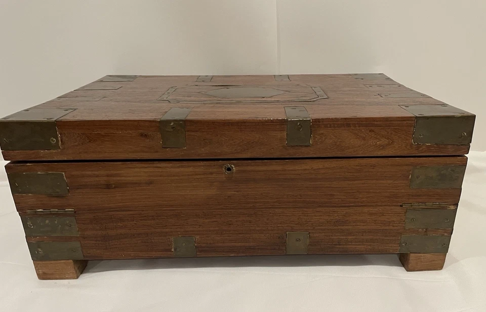 Réplica vintage de escritorio plegable de madera/latón Foto 1 de 4