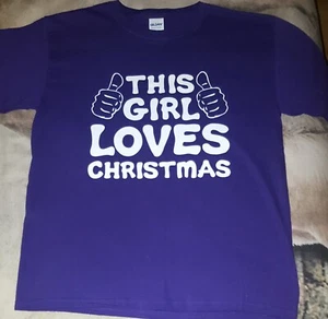 MAGLIETTA GRATTY LITTLE BUGIARDI 'THIS GIRL LOVES XMAS'☆VIOLA☆GILDAN☆BNWOT☆Vedi foto☆ - Foto 1 di 6