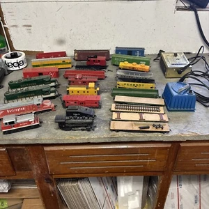 Vintage HO Scale Burlington Locomotive Train Engine Southern Santa Fe Shell Lot - Picture 1 of 12