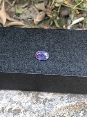 1.7 crt Beautiful Bi-color Sapphire Kashmir , Pakistan - Image 1 of 4