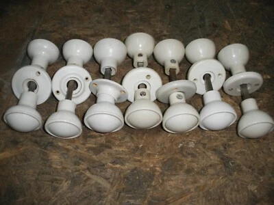 Perillas de puerta de baquelita blancas redondas escalonadas recuperadas de los años 30 Foto 1 de 2