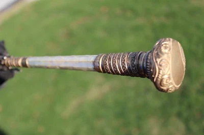 ANTIGUO PARAGUAS DE LUTO CON MANGO DE MADREPERLA RELLENO DE ORO ORNAMENTADO Foto 1 de 4