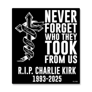1PZ Adesivo Autoadesivo Charlie# Kirk Never Forget Memorial PVC Auto 4"x4,5" - Foto 1 di 10