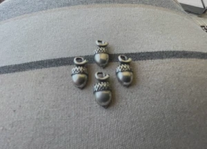 EICHHÖRNCHEN Immer seine Nüsse TIERSCHMUCK 4 EICHELN ZINN CHARMS ALLE NEU - Bild 1 von 1