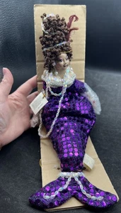 Katherine's Collection Wayne Kleski Meerjungfrau Puppe lila Pailletten Regal Sitter 16 Zoll - Bild 1 von 15