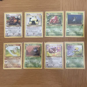 Paquete de 8 cartas coleccionables de Pokémon Jungle casi nuevas en fundas 1999 - Imagen 1 de 9