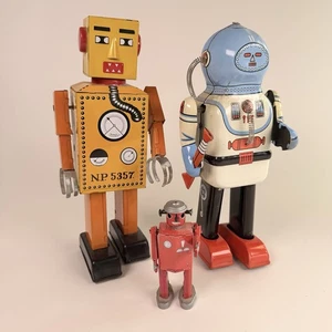 Robot giocattolo metallo stile retrò vintage lotto di 3 decorazioni ufficio ragazzi camera - Foto 1 di 9