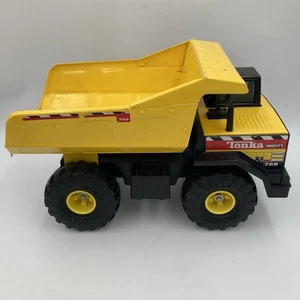 Tonka Mighty 768 Dumper 1999 Hasbro Giallo Metallo Plastica Giocattolo Vintage - Foto 1 di 8