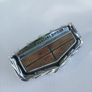 1972-74 Lincoln Mercury Division Emblem, Ornament, Name Plate, Badge - Foto 1 di 4
