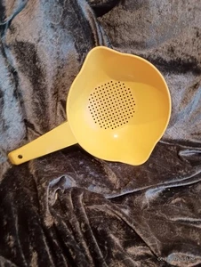 Yellow Tupperware Small 1 Quart Colander Strainer #1200-2 Vintage - Foto 1 di 5
