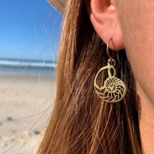 Nautilus Shell Sacred Geometry Brass Earrings - Bild 1 von 1