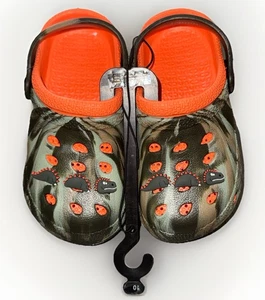 Zuecos camuflados con tema de dinosaurio estampado naranja y camuflaje + decoraciones niño pequeño talla 10 NUEVO - Imagen 1 de 10