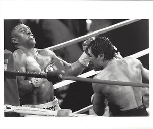 OSCAR DE LA HOYA vs FERNANDO VARGAS 8X10 PHOTO BOXING PICTURE B/W - Picture 1 of 1