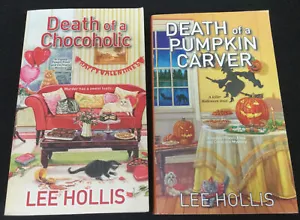 Lee Hollis: Death of a Chocoholic & Death of a Pumpkin Carver - LIKE NEW!! - Imagen 1 de 5