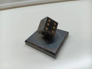 Briefbeschwerer WÜRFEL AUF PLATTE AUS METALL - Bild 1 von 1