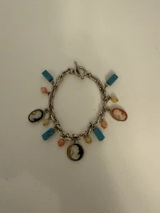 "Pulsera camafeo vintage de plata para mujer con dijes de colores pastel 7,5"" L usada en excelente estado" - Imagen 1 de 8