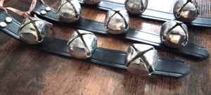 Campanas de trineo TODAS las tres correas correa de cuero de caballo plateada decoración de pared coleccionable - Imagen 1 de 2