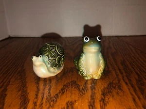 Lindo agitador de sal y pimienta vintage de porcelana para rana y caracol - Imagen 1 de 7