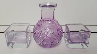 JARRÓN BULBOSO PUNTO DIAMANTE LILA CON 2 CANDELABROS CUADRADOS Foto 1 de 4