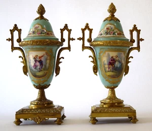 Par de urnas pintadas a mano vasos de porcelana oro y asas de latón atribuidas a Sevres - Imagen 1 de 21