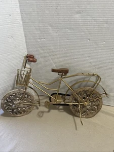 NUEVO 19 Inx 12 in. Escultura de bicicleta de metal dorado con ruedas de madera tallada - Imagen 1 de 13