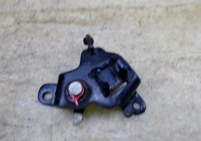 1985 川崎 454 LTD EN450 K447-2。 后刹车枢轴和支架 — 第 1/4 张图片