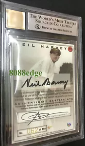 1998 SELECT CRICKET "1948 INVINCIBLES" SIGNATURE: NEIL HARVEY #62/150 BGS 9 MINT - Foto 1 di 3