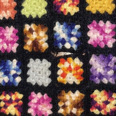 RETRO Vintage Hecho a Mano Crochet Afghan Granny Square 58” x 37” Negro Multicolor Foto 1 de 4