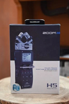 ZOOM H5 4-TRACK PORTABLE DIGITAL RECORDER - Image 1 of 3