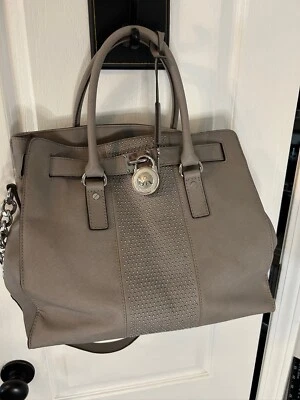 Bolso de Mano Michael Kors Hamilton Tachuelas Centro Rayas Gris Perla Cuero con Cartera Foto 1 de 4