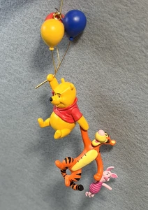 2005 Disney Hallmark Keepsake Up For Adventure Pooh Tigger Piglet con magneti - Foto 1 di 10