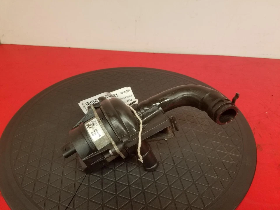 Jaguar F Type X152 2018 bomba de agua auxiliar  Foto 1 de 4