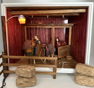 American Girl Minis Illuma Room Horse Stable Paddock Set Fienile con Cavi Pwr-Testato - Foto 1 di 13