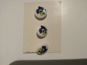 Charlie Thunfisch mit Koffer Vintage Knöpfe auf 3 auf Karte Neu 9/16 Zoll Fun Schaft - Bild 1 von 4