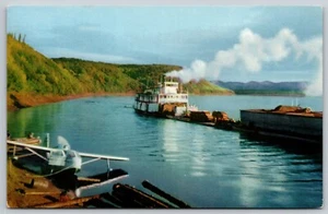 Kuskokwim River - Flugzeug am Flussufer und Flussboot schieben Lastkähne - Postkarte - Bild 1 von 3